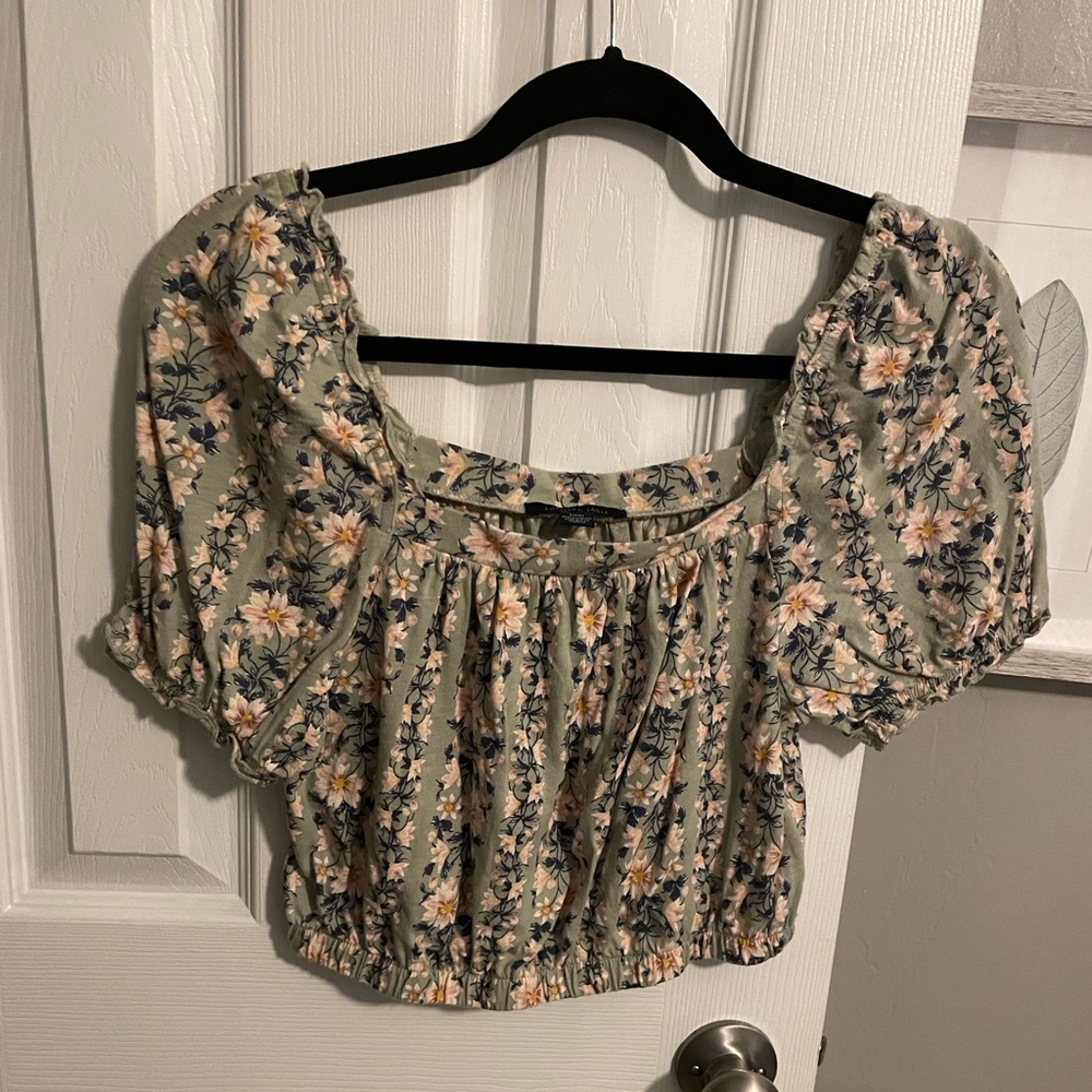 ,American eagle shirt sleeve crop top